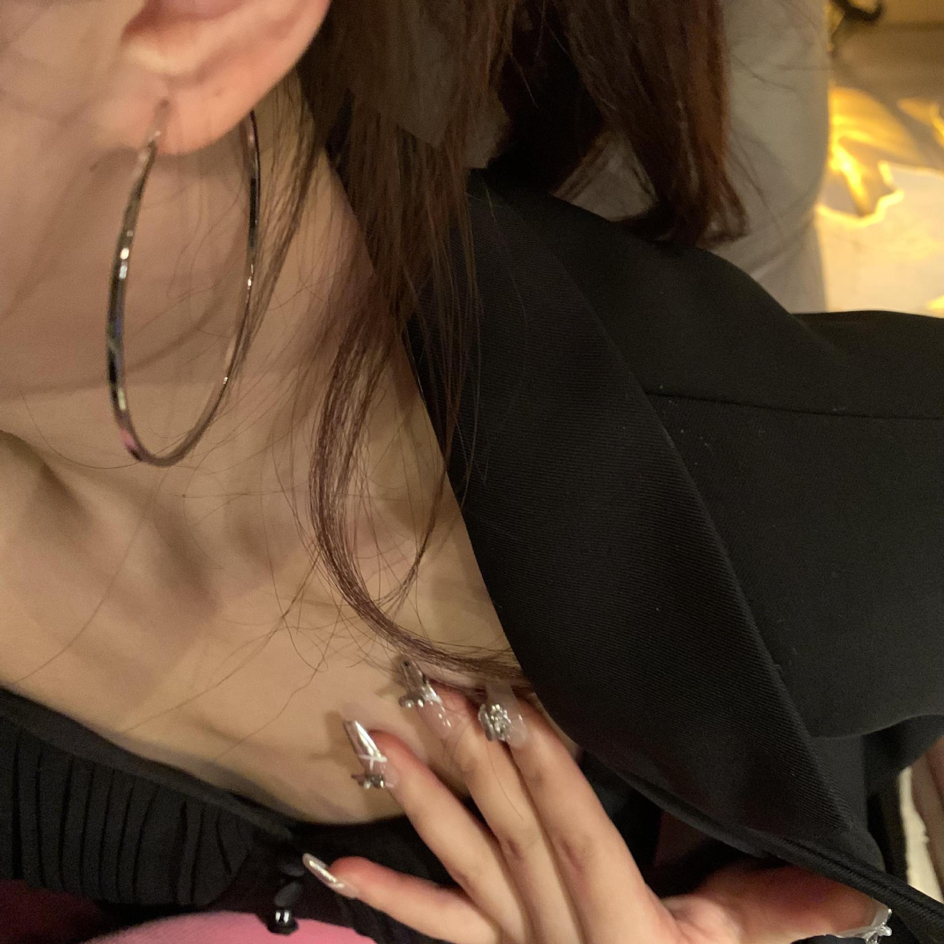 Fashionable and elegant, exaggerated round stud earrings for women, 2024 new bestsellers, earrings suitable for big round faces, round face earrings Application Scenario