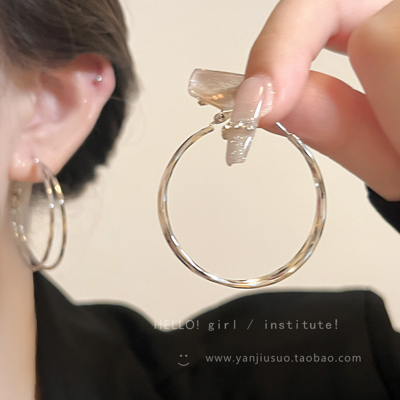 The 2024 new best-selling exaggerated circle earrings exude a light luxury and high-end charm. The ear rings and stud earrings are perfect for a round face and slimming Specification drawing