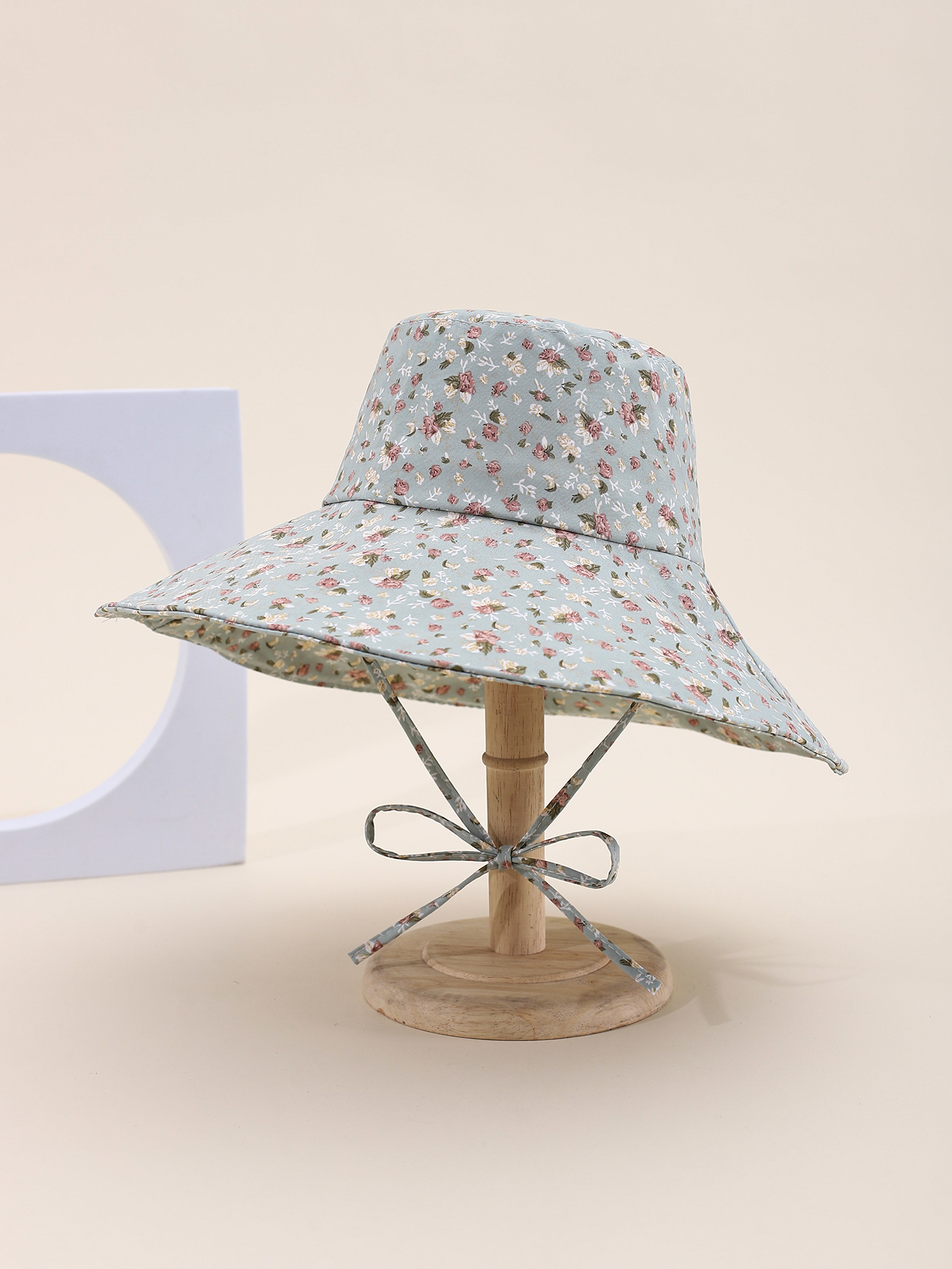 This is a popular Korean-style small floral cap with a big brim in spring and summer. It is fashionable, classic, versatile, and can make your face look good. It is suitable for outdoor travel, sun protection, and taking photos by the seaside. It is a perfect choice for women and adults Specification drawing