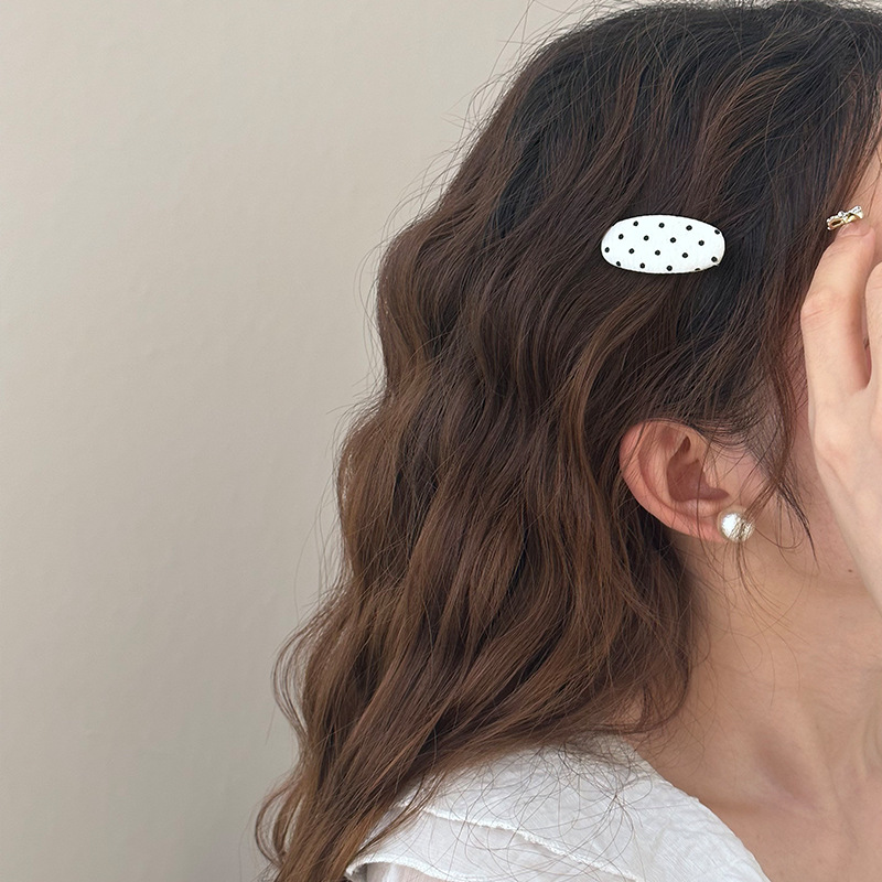 The new black and white polka dot hair clip from Korean Internet celebrities is exquisite and versatile, exuding an atmosphere. The side of the 2024 summer new style for goddesses Specification drawing