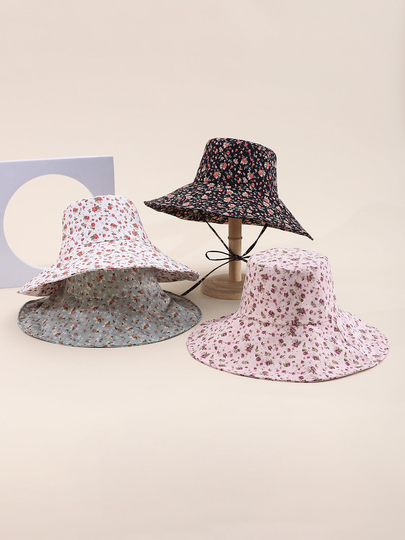 This is a popular Korean-style small floral cap with a big brim in spring and summer. It is fashionable, classic, versatile, and can make your face look good. It is suitable for outdoor travel, sun protection, and taking photos by the seaside. It is a perfect choice for women and adults full figure