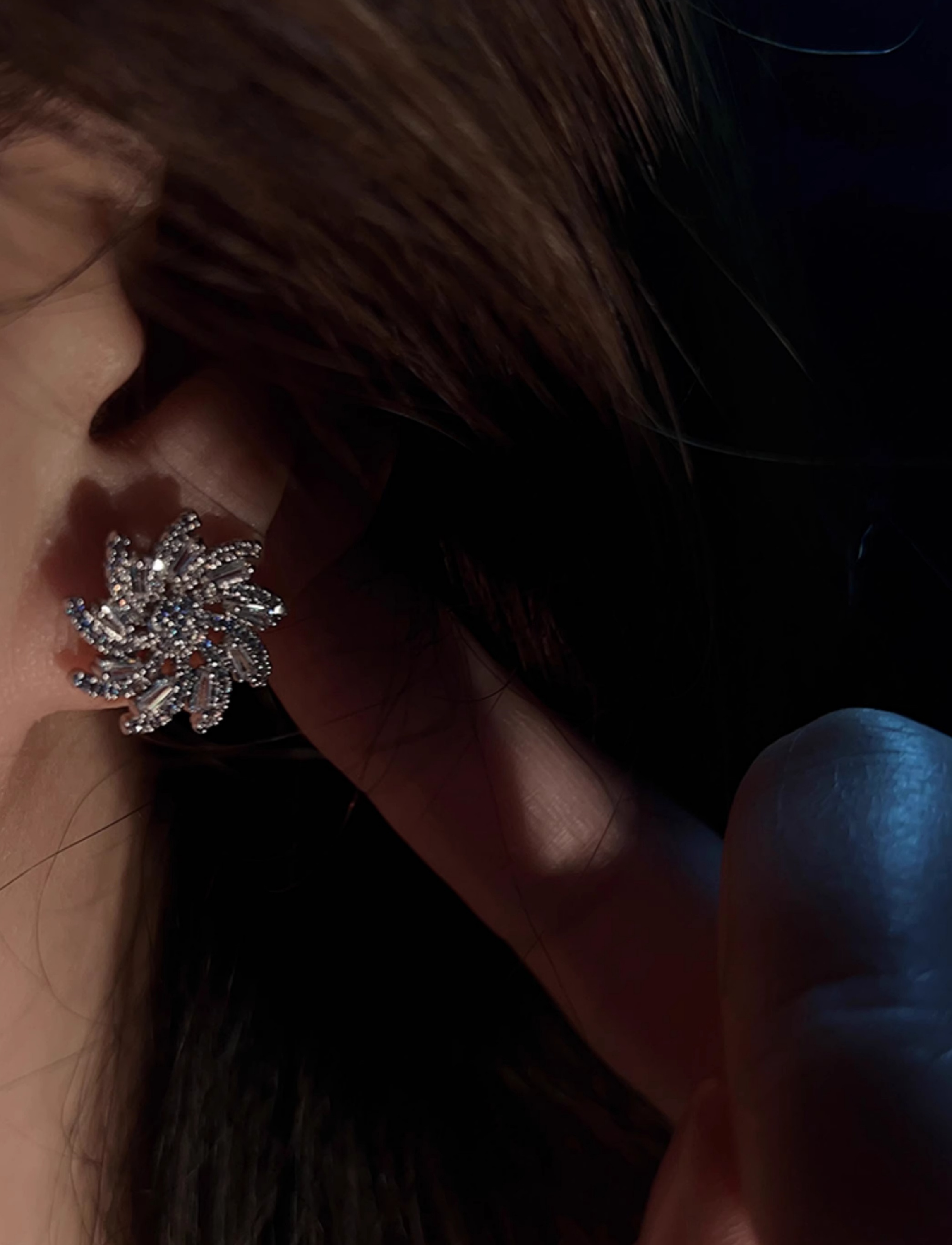 Xuhui brand exquisite and light luxury copper plated with real gold and set with zircon 925 silver needle sunflower design fashionable stud earrings full figure
