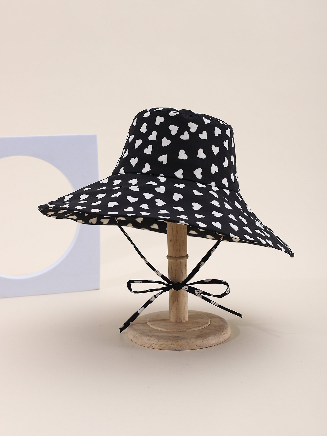This is a popular Korean-style printed heart-shaped brim for spring and summer. It is fashionable, classic, versatile, and can make your face look good. It is suitable for outdoor travel, sun protection, and taking photos by the seaside. It is a perfect choice for women and adults details Picture