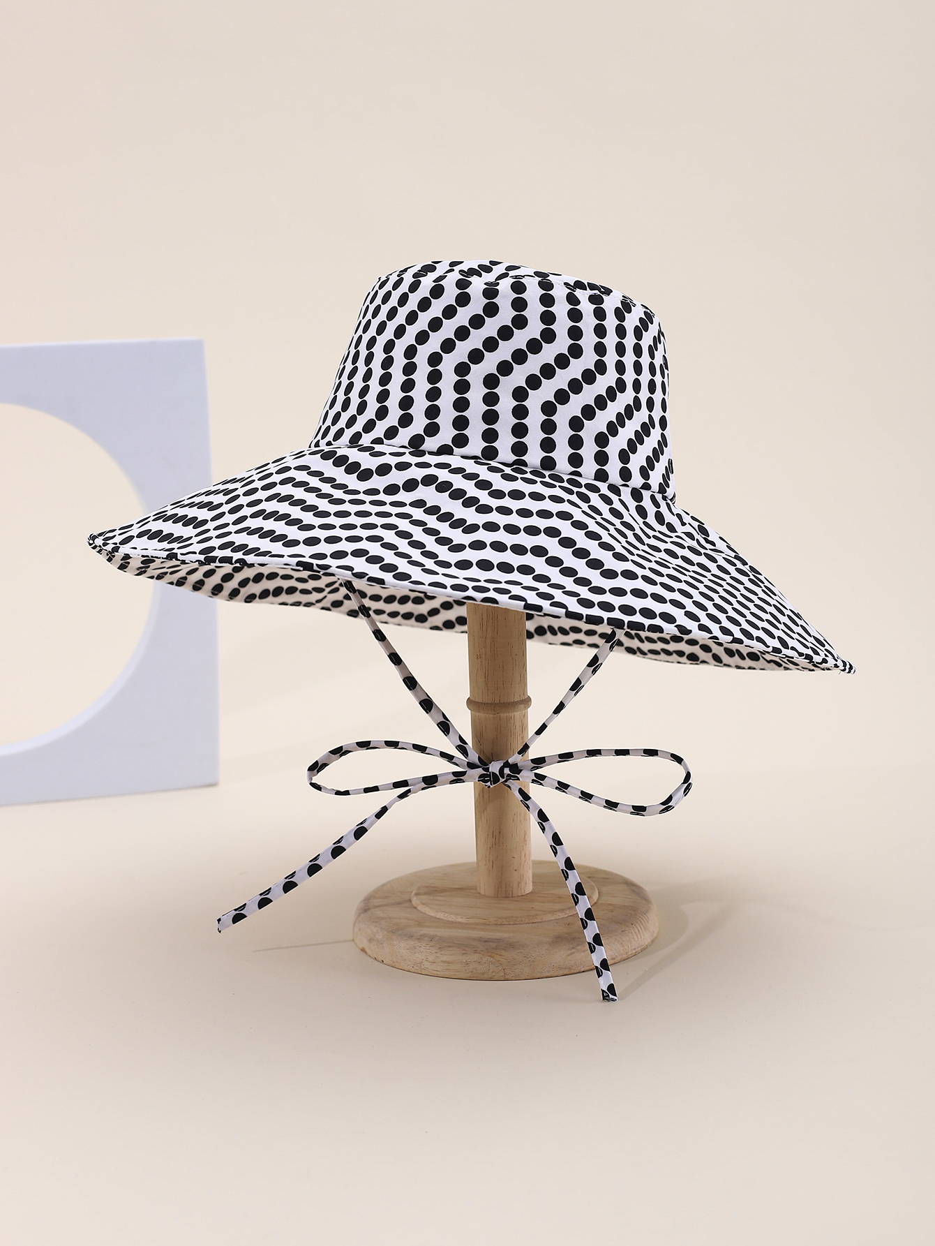 This is a popular Korean-style irregular polka dot brim for spring and summer. It is fashionable, classic, versatile, and can make your face look good. It is suitable for small outdoor trips, sun protection, and taking photos by the seaside. It is a perfect choice for women and adults details Picture