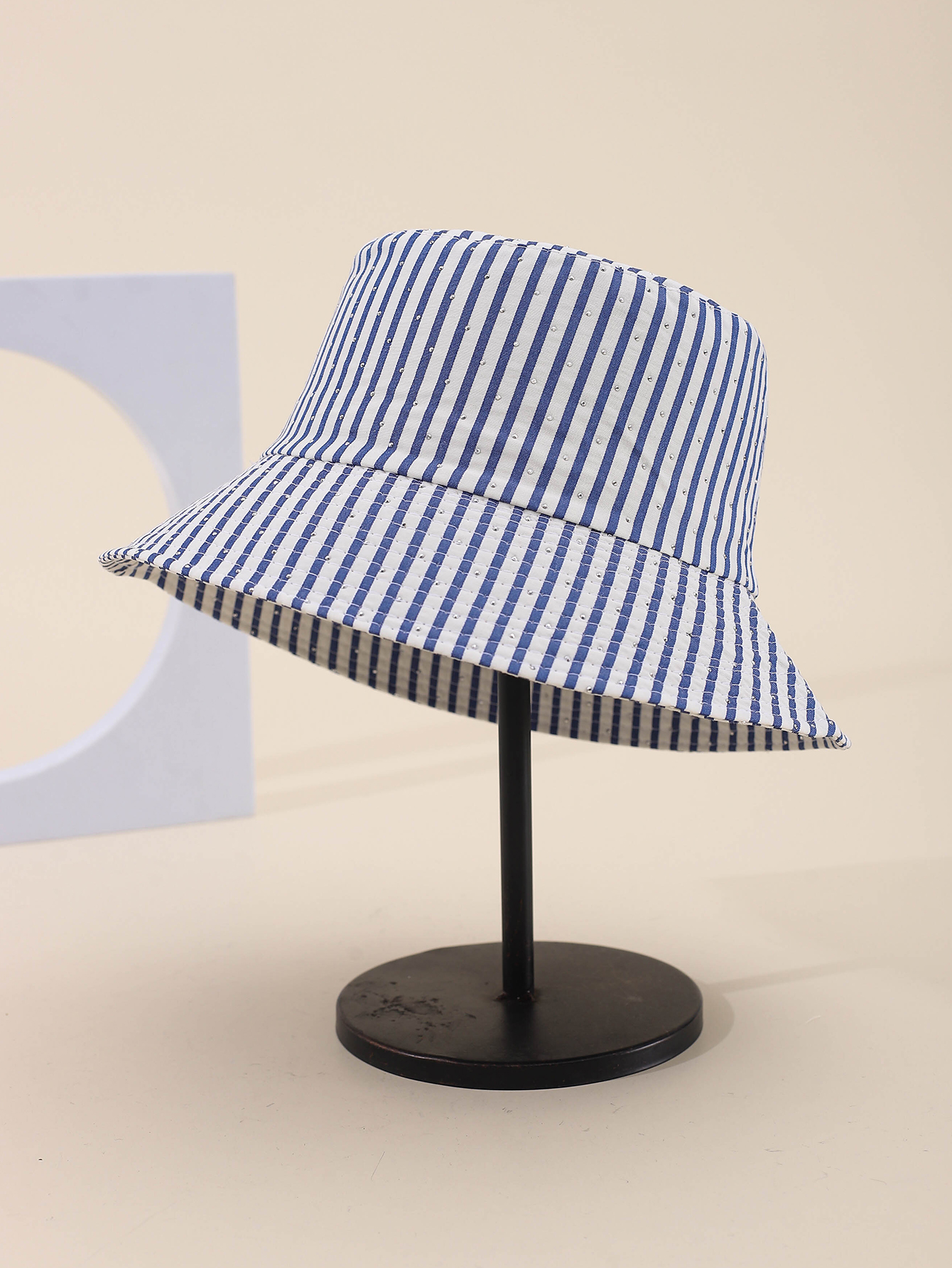 This is a classic, versatile and timeless Korean style fisherman's hat with hot rhinestone stripes for spring and summer. It's an outdoor sun protection and shade hat for adults Specification drawing
