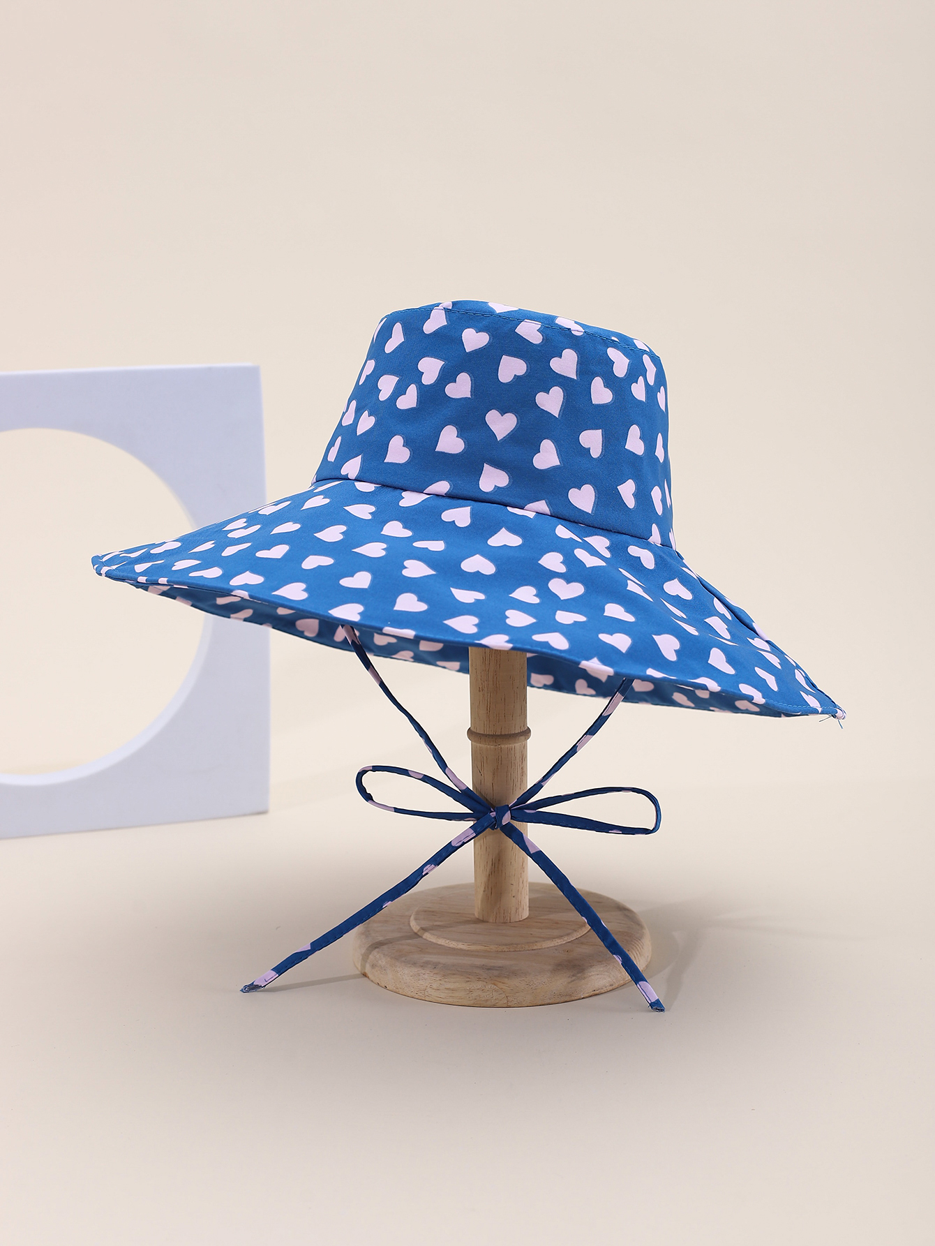 This is a popular Korean-style printed heart-shaped brim for spring and summer. It is fashionable, classic, versatile, and can make your face look good. It is suitable for outdoor travel, sun protection, and taking photos by the seaside. It is a perfect choice for women and adults Item Picture