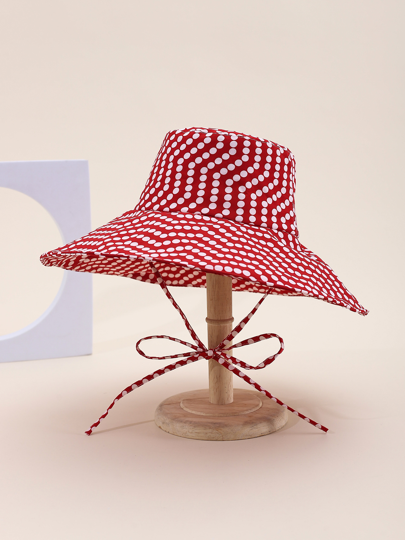 This is a popular Korean-style irregular polka dot brim for spring and summer. It is fashionable, classic, versatile, and can make your face look good. It is suitable for small outdoor trips, sun protection, and taking photos by the seaside. It is a perfect choice for women and adults Item Picture