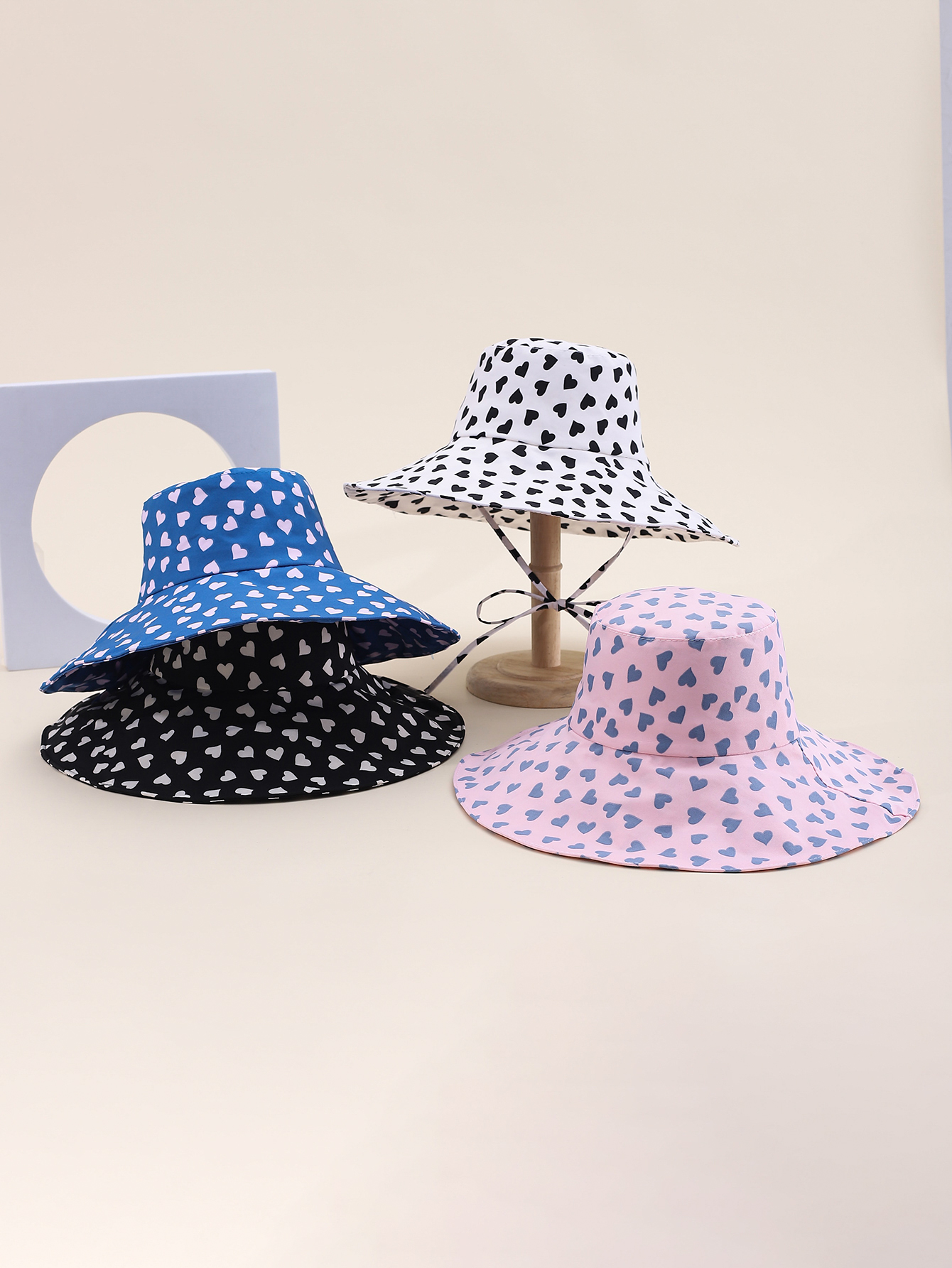 This is a popular Korean-style printed heart-shaped brim for spring and summer. It is fashionable, classic, versatile, and can make your face look good. It is suitable for outdoor travel, sun protection, and taking photos by the seaside. It is a perfect choice for women and adults full figure