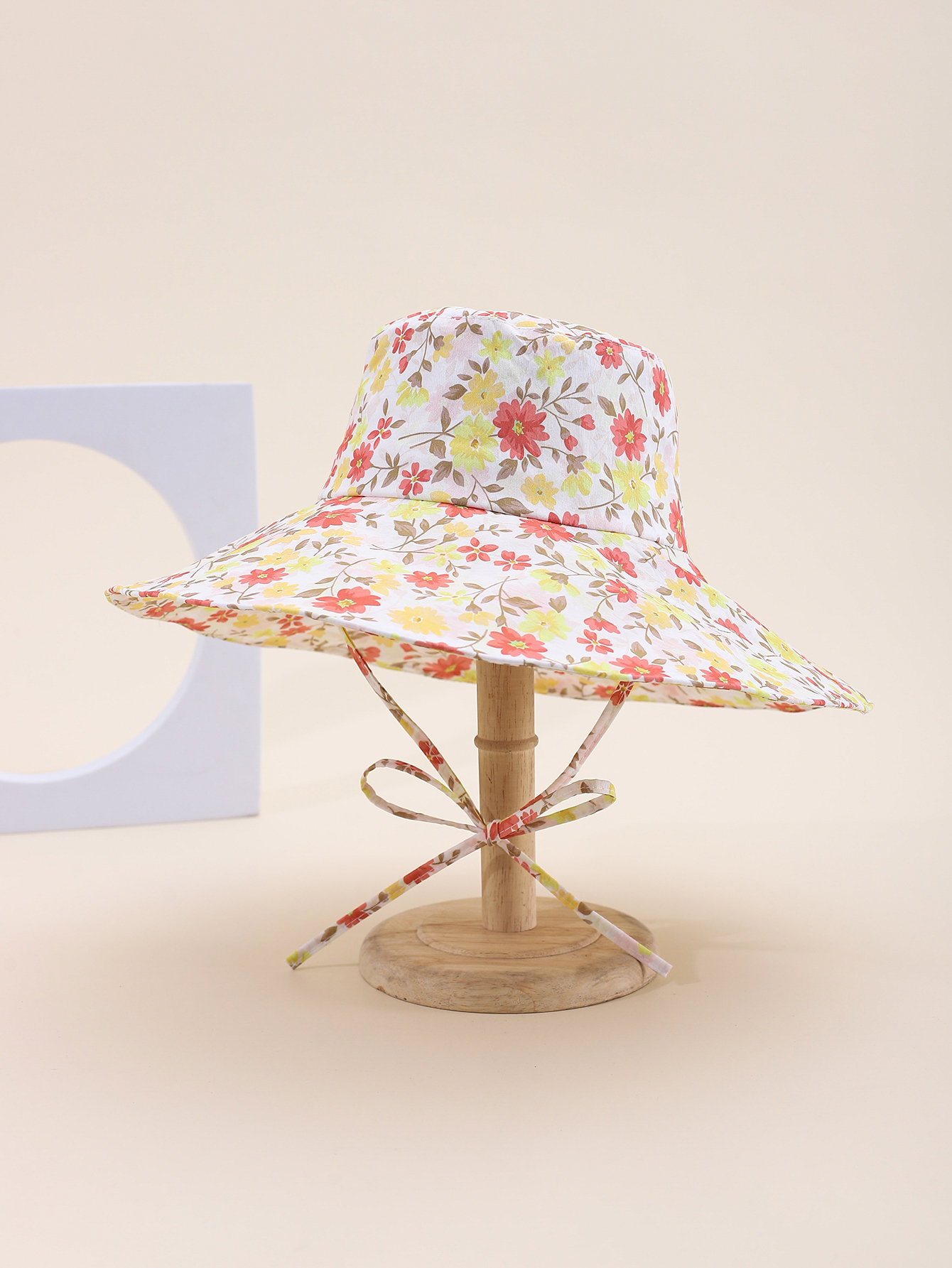 This is a popular Korean-style irregular small flower and plant cap with a large brim. It is fashionable, classic, versatile, and can make your face look good. It is suitable for outdoor travel, sun protection, and taking photos by the seaside. It is a perfect choice for both women and adults Specification drawing