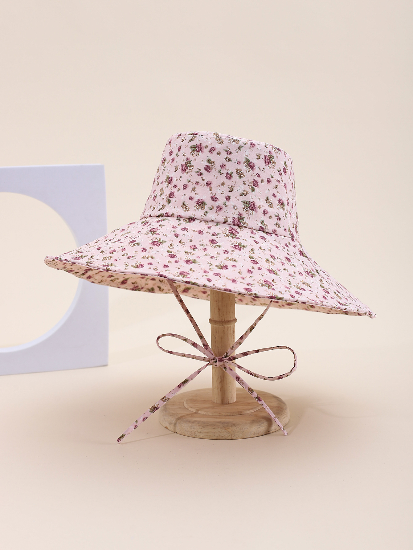 This is a popular Korean-style small floral cap with a big brim in spring and summer. It is fashionable, classic, versatile, and can make your face look good. It is suitable for outdoor travel, sun protection, and taking photos by the seaside. It is a perfect choice for women and adults Item Picture