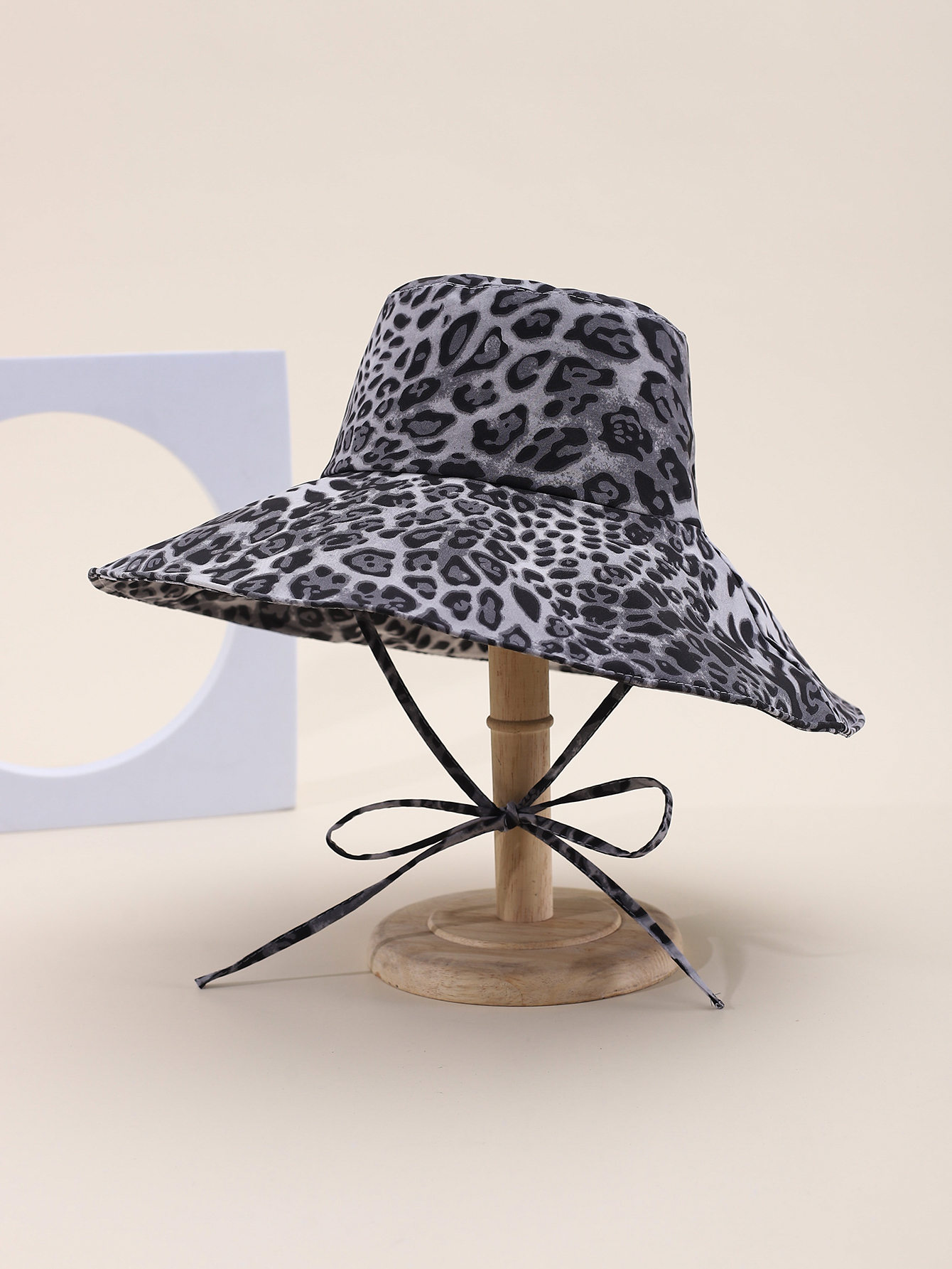 This spring and summer hit Korean-style irregular print leopard print large cap brim is fashionable, classic, versatile, face-enhancing, suitable for small outdoor trips, sun protection, and taking huge photos by the seaside. It's a perfect adult cap for women Specification drawing