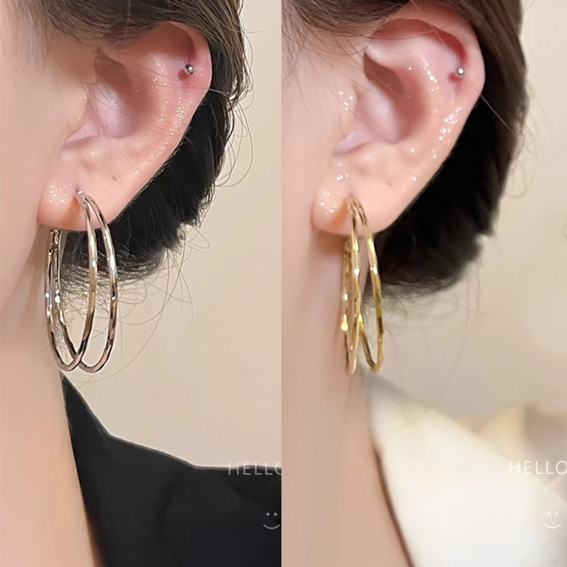 The 2024 new best-selling exaggerated circle earrings exude a light luxury and high-end charm. The ear rings and stud earrings are perfect for a round face and slimming Application Scenario