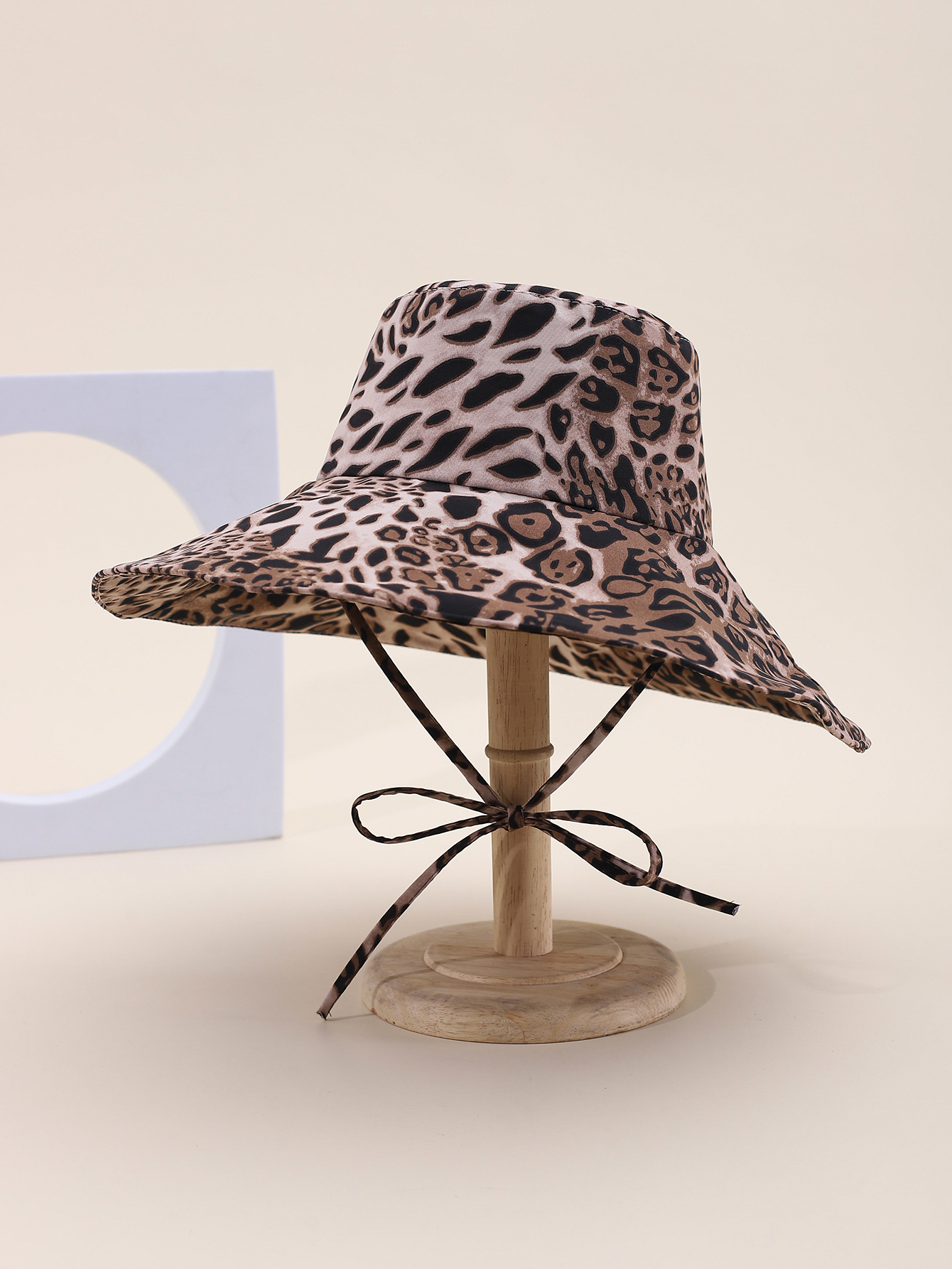 This spring and summer hit Korean-style irregular print leopard print large cap brim is fashionable, classic, versatile, face-enhancing, suitable for small outdoor trips, sun protection, and taking huge photos by the seaside. It's a perfect adult cap for women details Picture