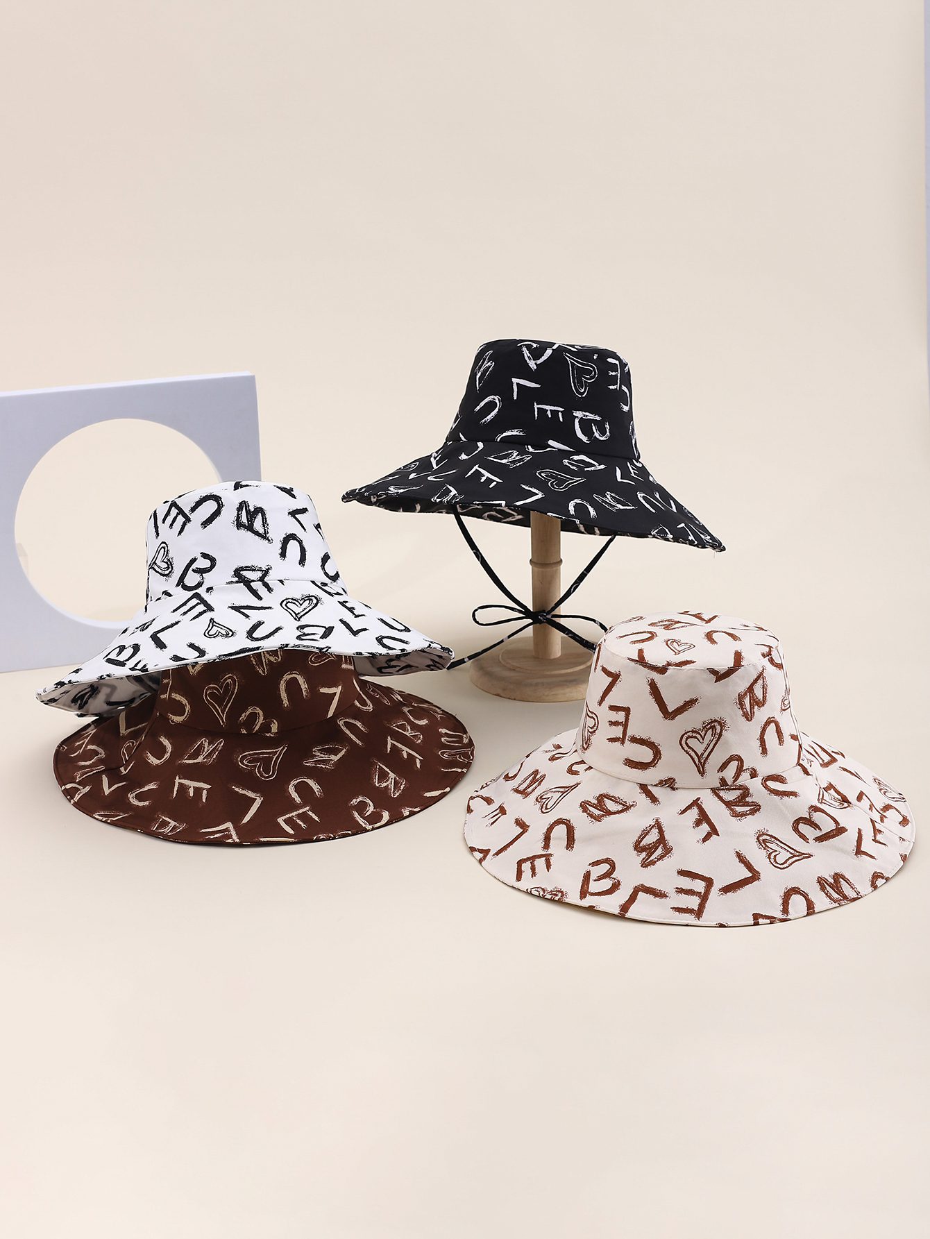 This is a popular Korean-style irregular printed letter brim for spring and summer. It is fashionable, classic, versatile, and can make your face look good. It is suitable for outdoor travel, sun protection, and taking photos by the seaside. It is a perfect choice for women and adults full figure