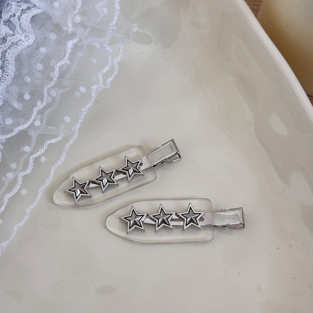 Metal three-dimensional five-pointed star edge clip, seamless acetic acid ducktail clip, bangs clip, cute hair accessory, hair clip, headwear for women Application Scenario