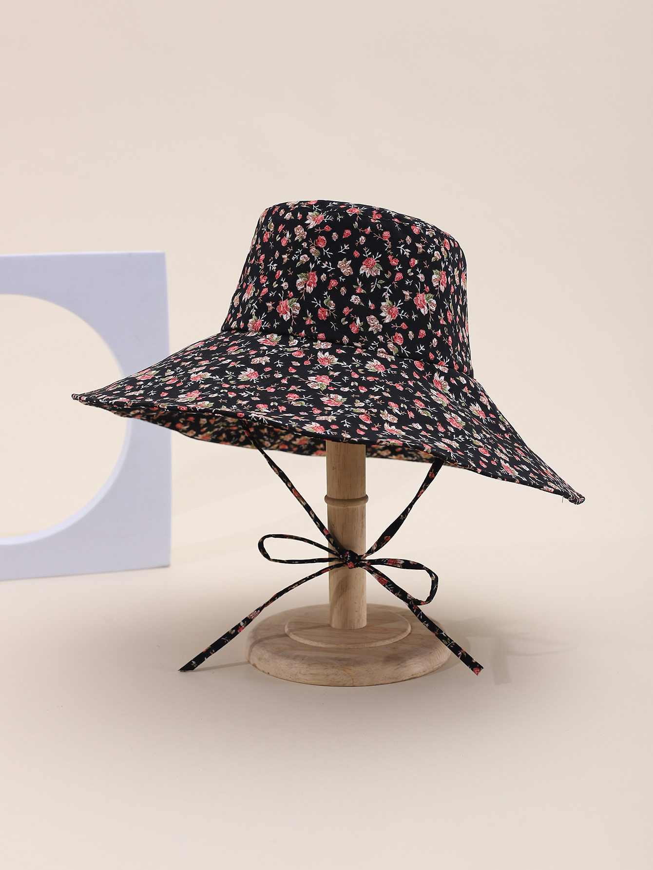 This is a popular Korean-style small floral cap with a big brim in spring and summer. It is fashionable, classic, versatile, and can make your face look good. It is suitable for outdoor travel, sun protection, and taking photos by the seaside. It is a perfect choice for women and adults Application Scenario