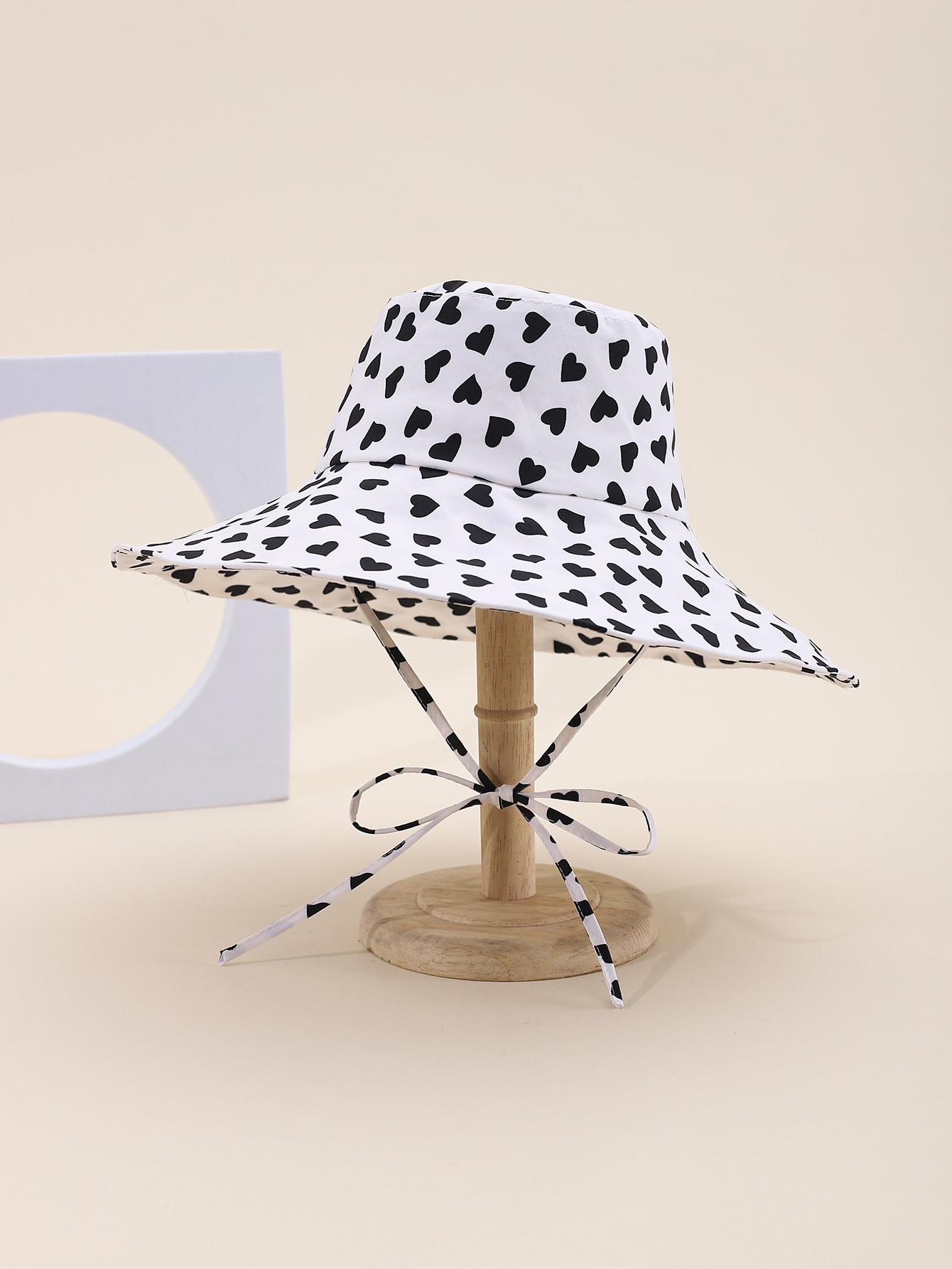 This is a popular Korean-style printed heart-shaped brim for spring and summer. It is fashionable, classic, versatile, and can make your face look good. It is suitable for outdoor travel, sun protection, and taking photos by the seaside. It is a perfect choice for women and adults Specification drawing