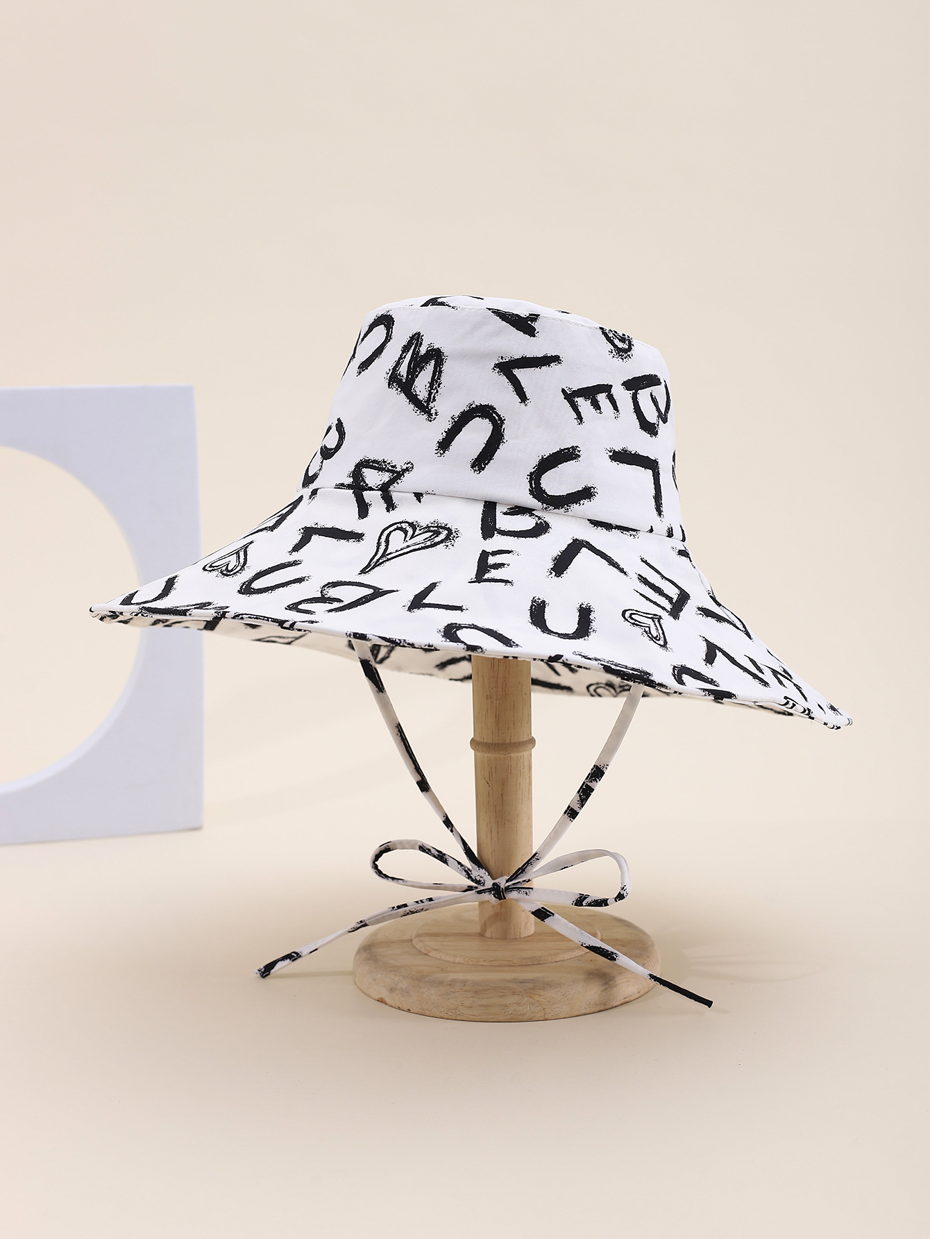 This is a popular Korean-style irregular printed letter brim for spring and summer. It is fashionable, classic, versatile, and can make your face look good. It is suitable for outdoor travel, sun protection, and taking photos by the seaside. It is a perfect choice for women and adults details Picture