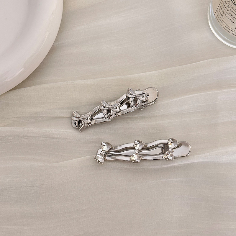 Spicy girl style silver metal hair clip, sweet and cool water diamond 2024 new bow, niche side clip, side bangs hair clip details Picture