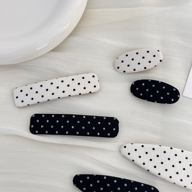 The new black and white polka dot hair clip from Korean Internet celebrities is exquisite and versatile, exuding an atmosphere. The side of the 2024 summer new style for goddesses details Picture