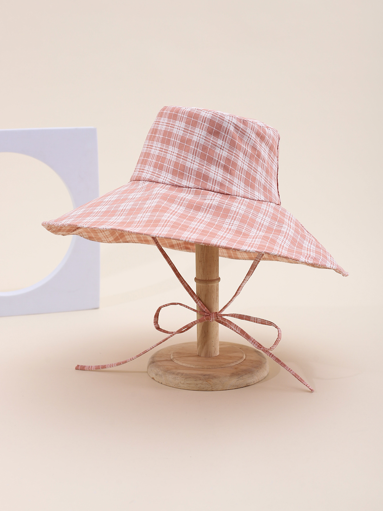 This is a popular Korean-style irregular printed checkered striped hat for spring and summer. It is fashionable, classic, versatile, and can make your face look good. It is suitable for outdoor travel, sun protection, and taking photos by the seaside. It is also a perfect choice for women and adults details Picture
