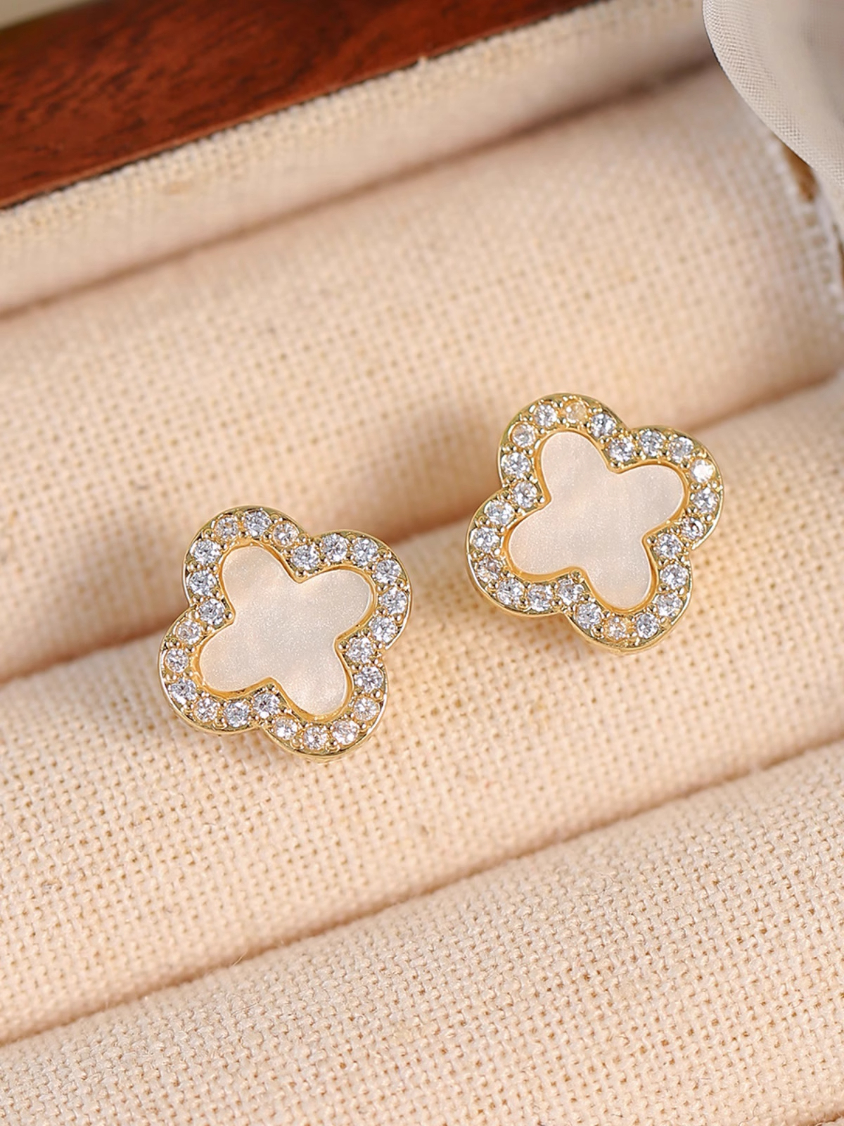 Xuhui brand exquisite and light luxury copper plated with real gold and set with zircon 925 silver needle four-leaf clover mother-of-pearl luxurious design fashionable stud earrings Specification drawing