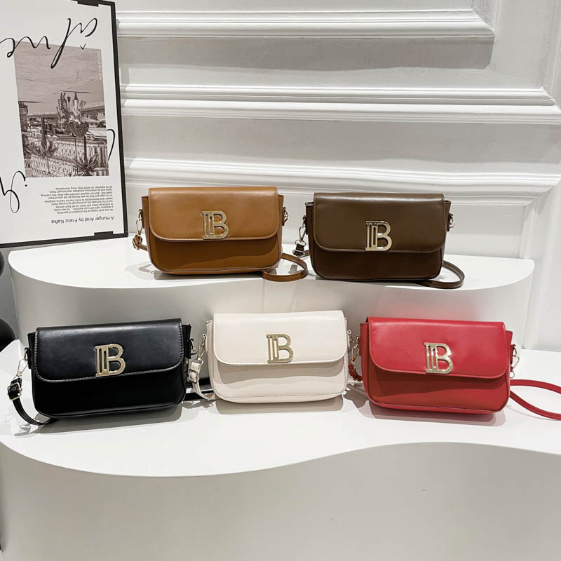 A trendy, fashionable, versatile and high-quality single-shoulder crossbody women's bag, a new cross-border commuting small square bag Application Scenario