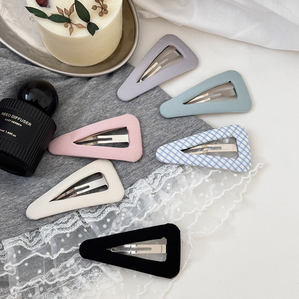 A new type of high-quality solid-color fabric geometric triangular hair clip from South Korea, sweet and cute for girls, bangs clip and side clip hair accessory full figure