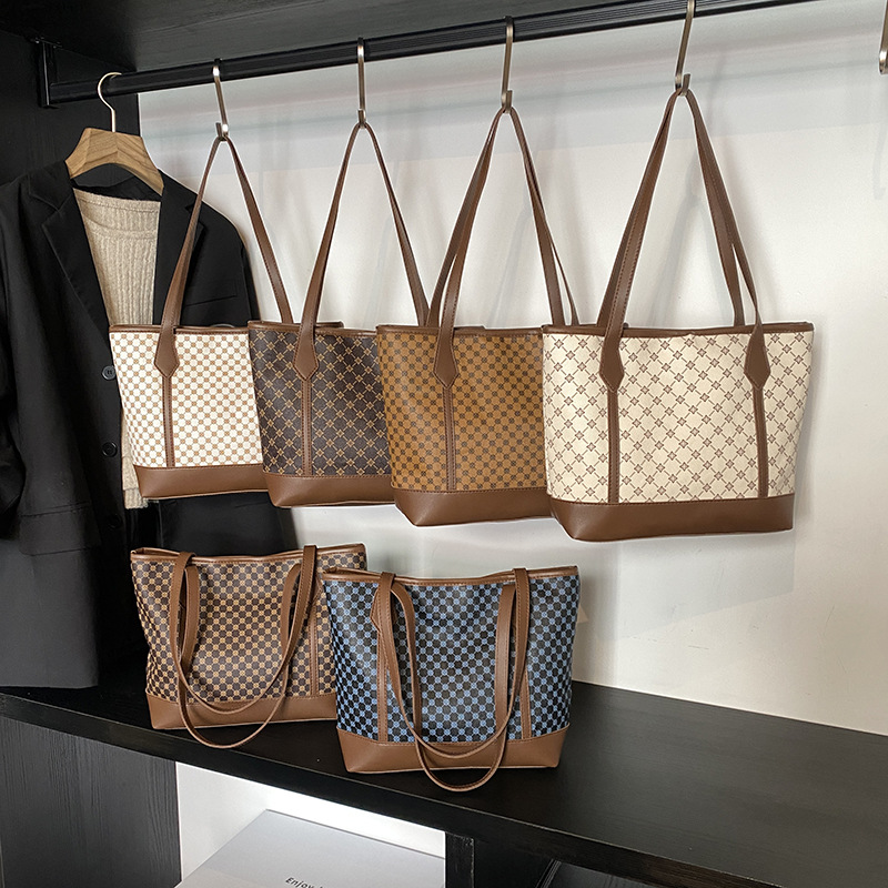 Large-capacity tote commuter bag, Spring 2025 new style, simple texture, personality pattern single-shoulder bag for women Application Scenario