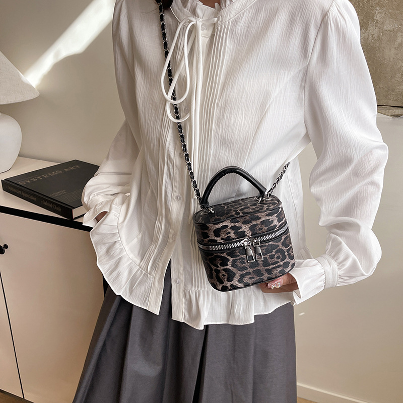 New 2025 spring mini square bag, fashionable leopard print box women's bag, cosmetic bag, popular women's bag this year details Picture
