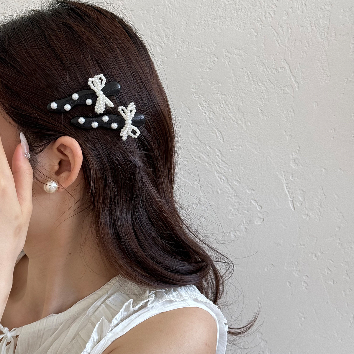 Sweet and cool leather pearl bow, high-end side bangs, hair clips, forehead headwear, new hair clips and hair accessories details Picture