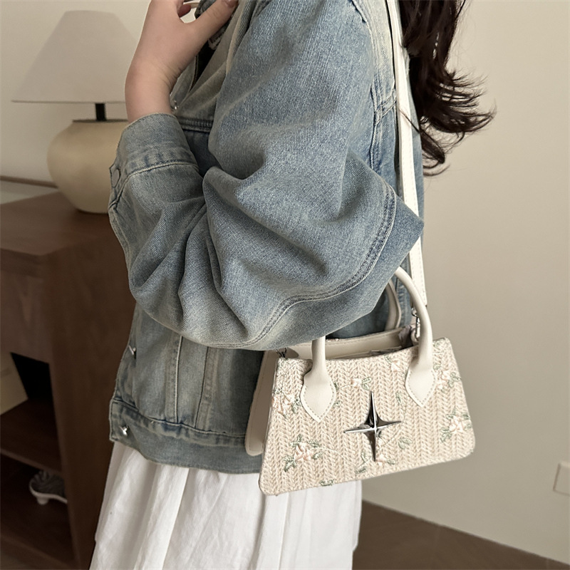 The 2025 new cross-border simple small square bag exudes a sense of fashion and sophistication. Its niche design is versatile and trendy. It's a single-shoulder crossbody bag for women details Picture