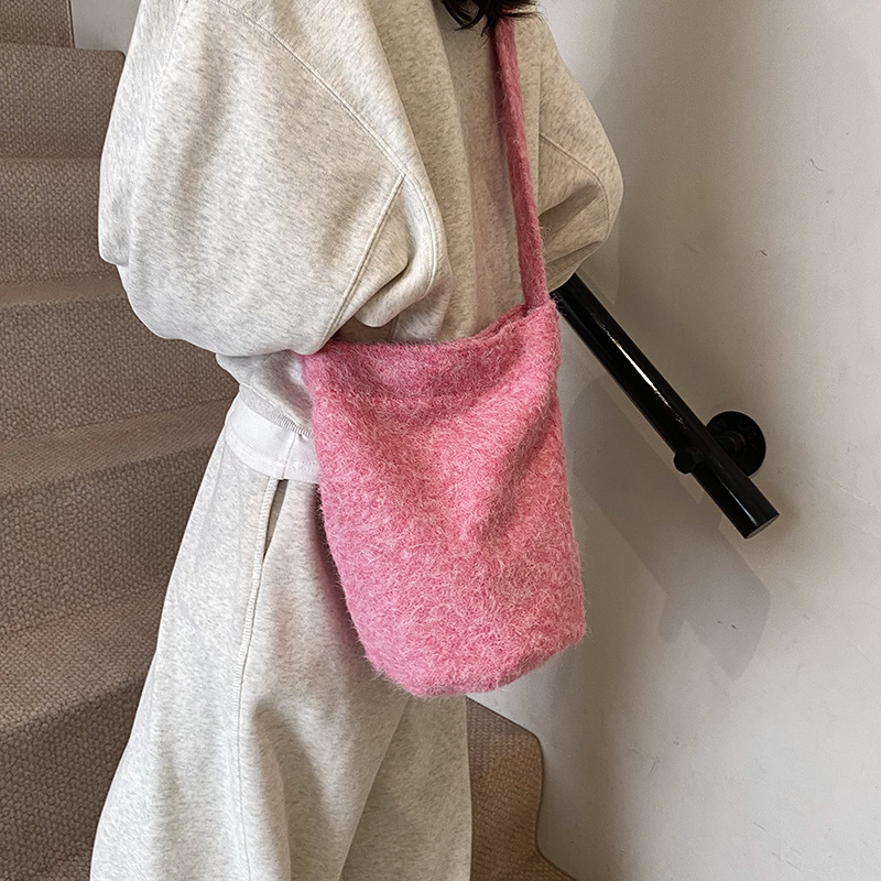 Stylish and individualistic 2025 new contrasting color, fluffy, large-capacity commuter woolen single-shoulder crossbody bucket women's bag Specification drawing