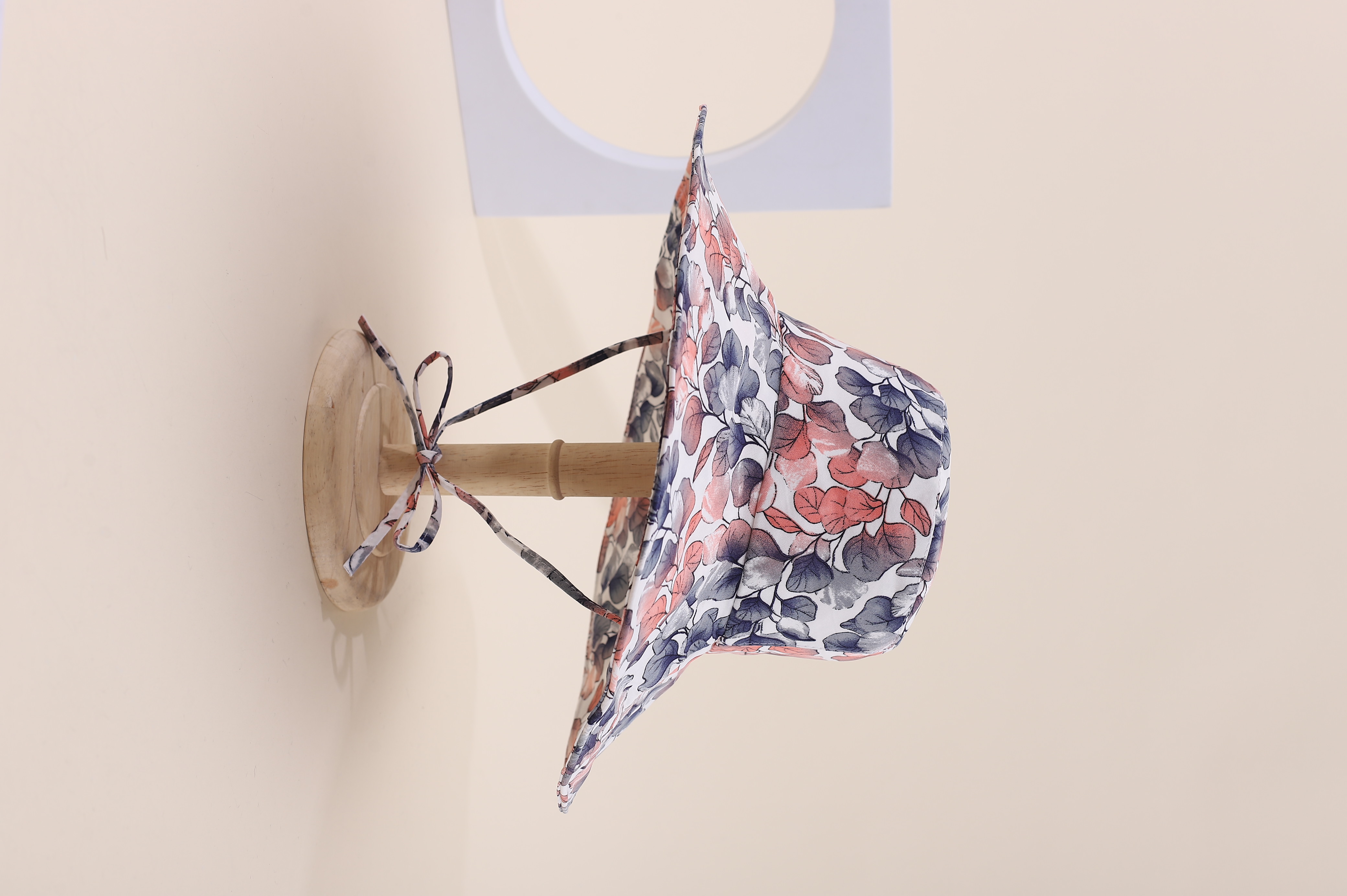 This is a popular Korean-style gradient irregular leaf cap with a large brim for spring and summer. It is fashionable, classic, versatile, and can make your face look good. It is suitable for small outdoor trips, sun protection, and taking photos by the seaside. It is also a perfect choice for women and adults Application Scenario
