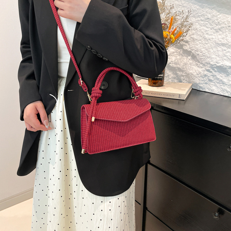 New fashionable solid color single-shoulder bag, casual and simple small square bag, women's 2025 spring handbag, retro crossbody bag details Picture