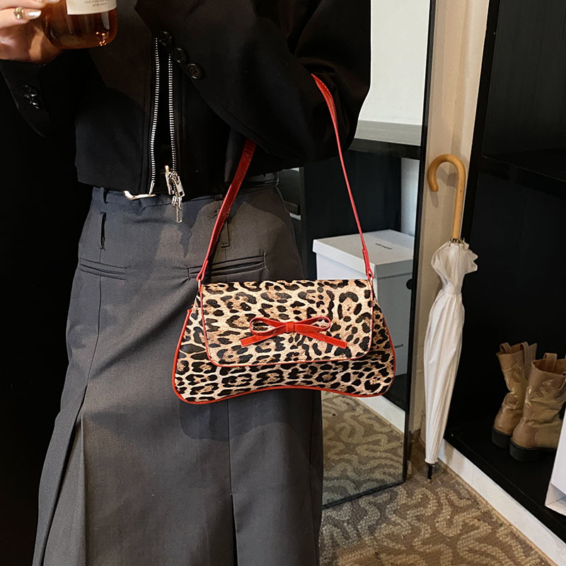 A new retro Korean-style leopard print bag with a bow, fashionable PU leather, trendy, individual and stylish single-shoulder underarm bag Application Scenario