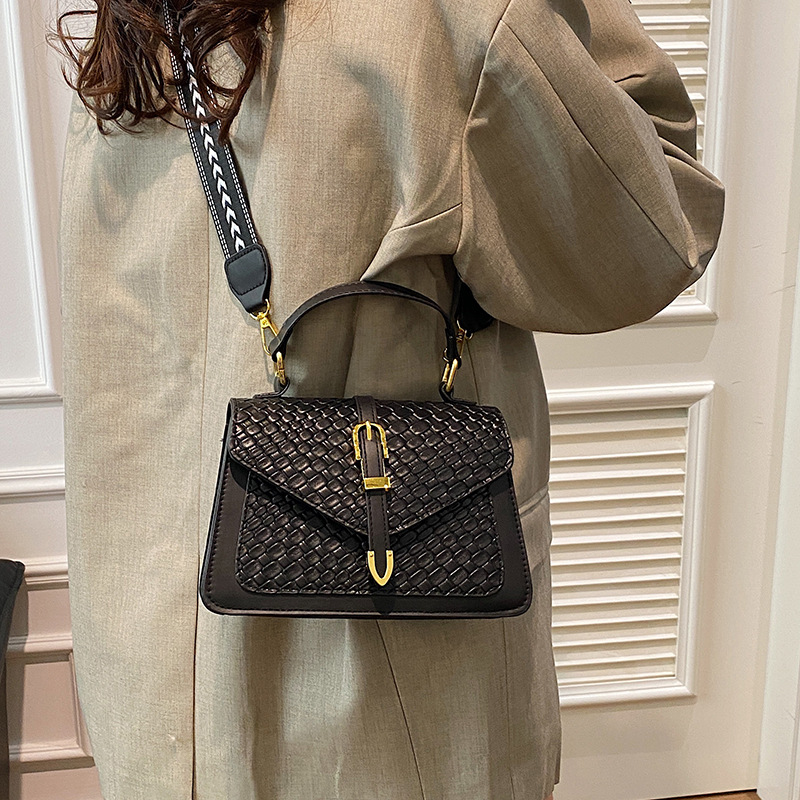 Stylish Women's bag 2025 New Spring Fashion single-shoulder crossbody bag, retro embossed woven pattern small square bag details Picture