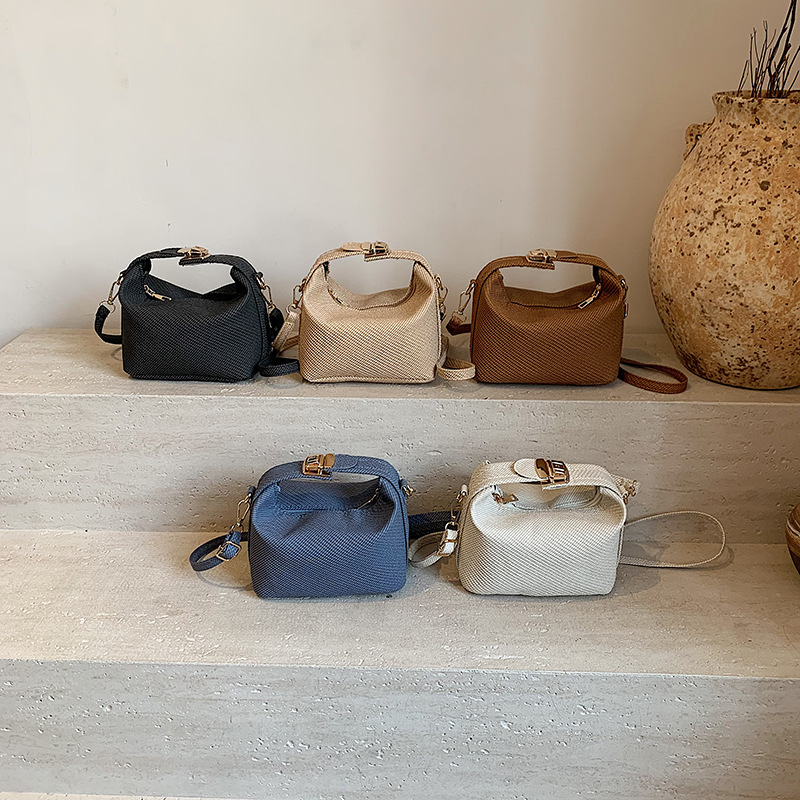 A niche design bag, a casual pillow bag, for the summer of 2025, a simple and fashionable hand-held individual single-shoulder crossbody bag Application Scenario