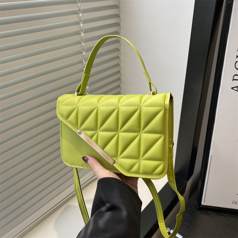 The Fashion commuting bag 2025, a single-shoulder crossbody bag with a high-quality feel, is a popular hand-held small square bag this year. It's a simple and versatile bag for women full figure
