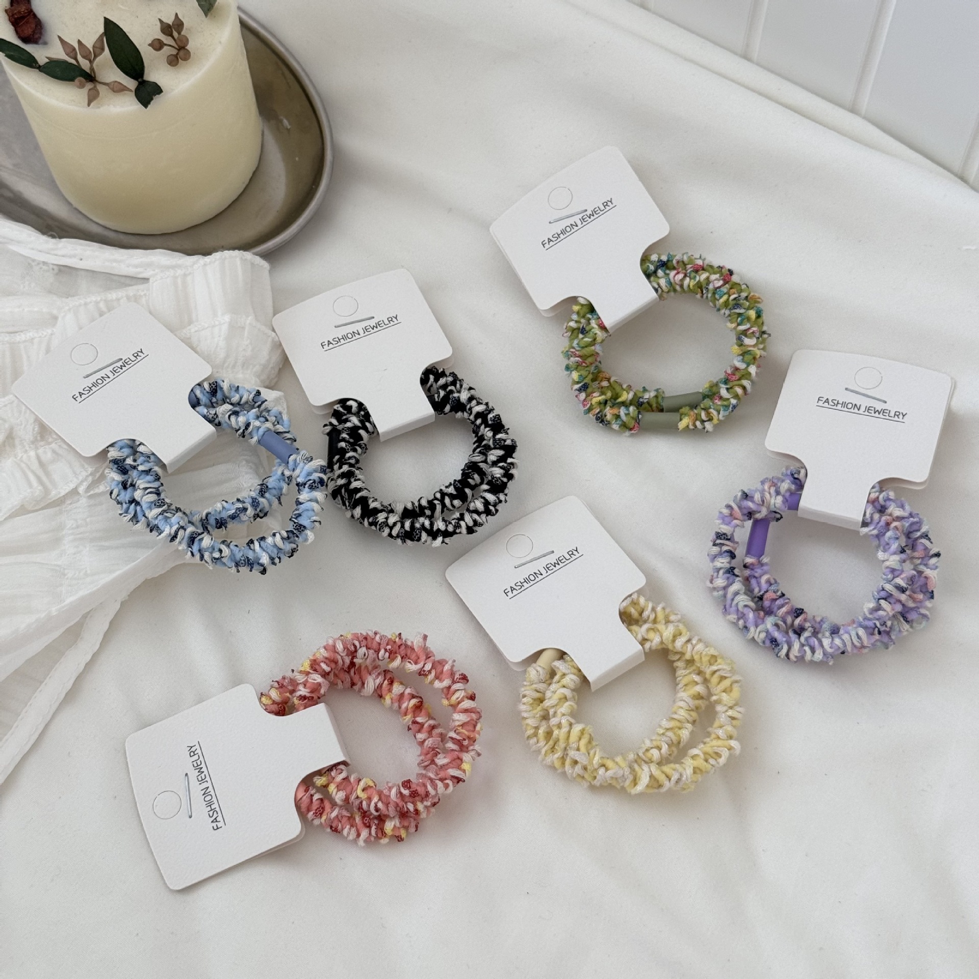 Two new styles of hair accessories featuring spiral woven high-elasticity rubber bands, durable rubber bands and ponytail hair ties that won't damage hair details Picture