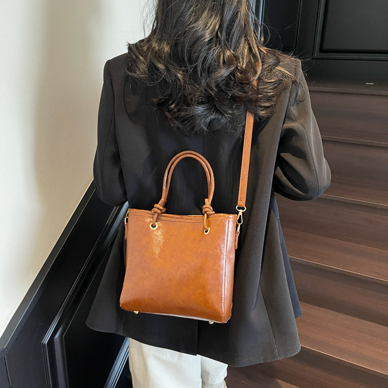 Fashionable, casual, high-end, simple and elegant commuting bag for work, large-capacity hand-held bag with shoulder and crossbody bucket details Picture