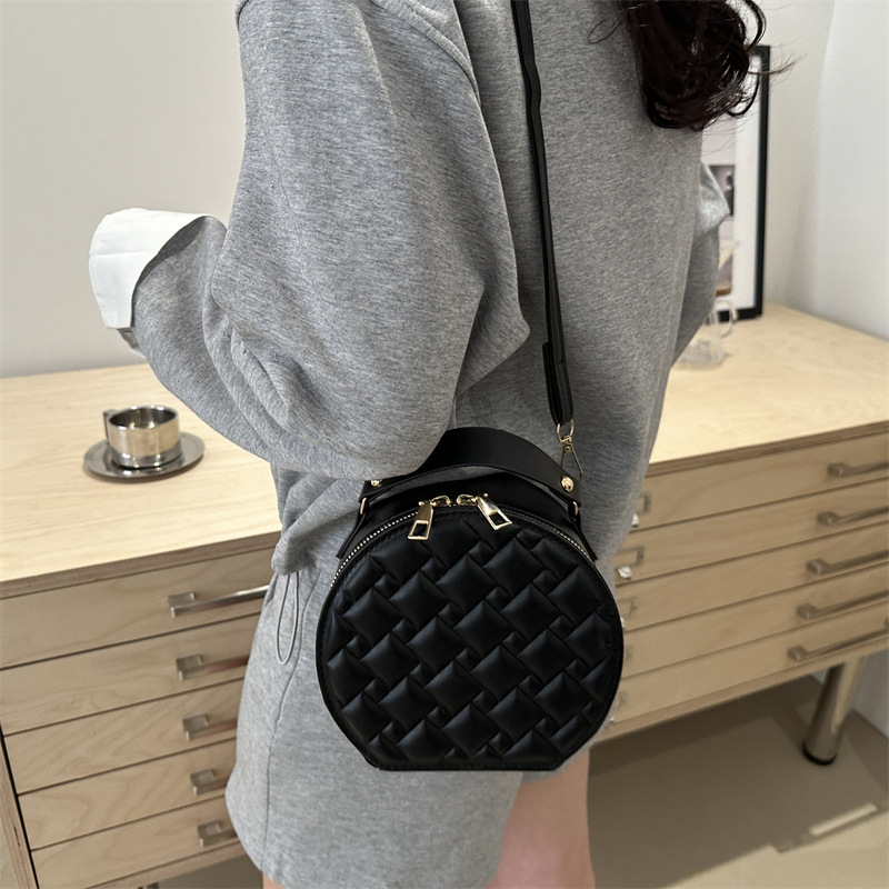 The 2025 new cross-border simple small round bag is fashionable and high-end. It features a niche design and is versatile and trendy. It is a single-shoulder crossbody bag for women details Picture