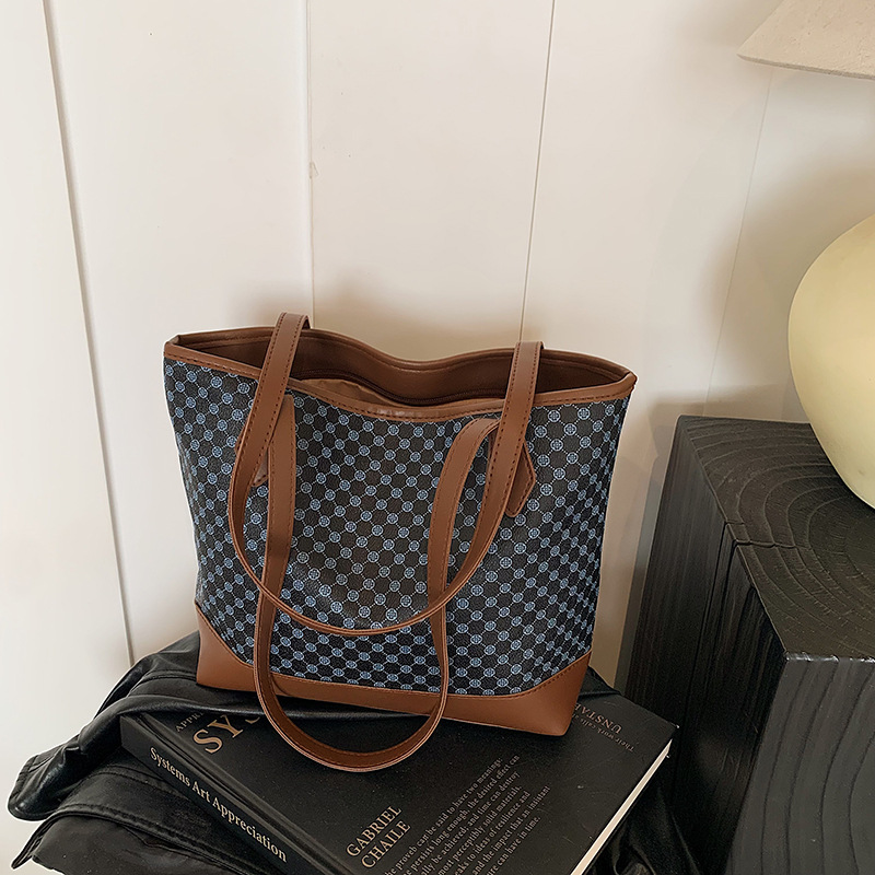 Large-capacity tote commuter bag, Spring 2025 new style, simple texture, personality pattern single-shoulder bag for women full figure
