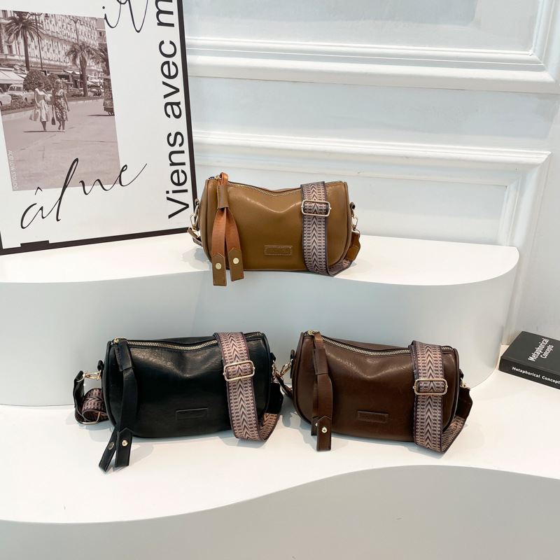 This year, Boston retro bags are popular. The new spring 2025 single-shoulder crossbody bag, versatile small bag, and commuting pillow bag Application Scenario