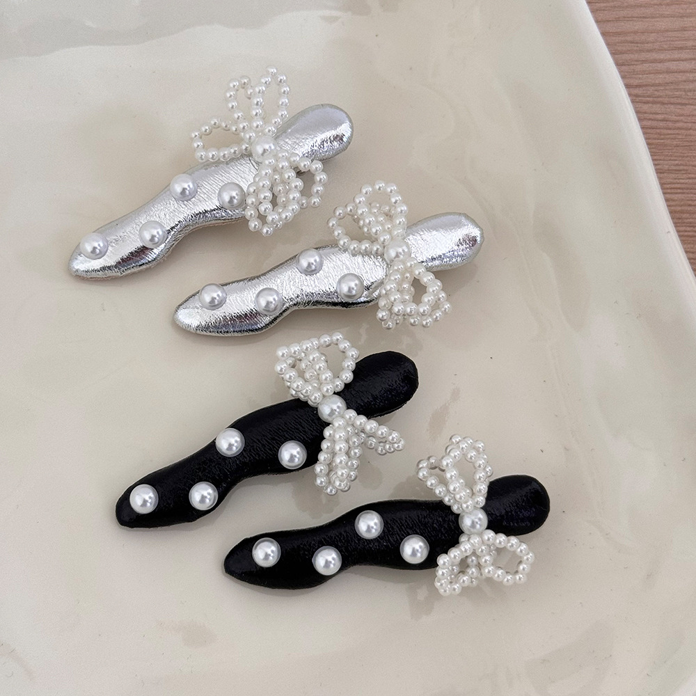 Sweet and cool leather pearl bow, high-end side bangs, hair clips, forehead headwear, new hair clips and hair accessories full figure
