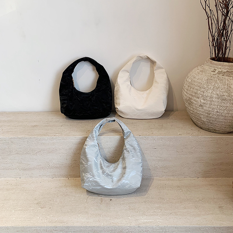 In 2025, the new niche design is popular this year, featuring small and elegant women's bags, single-shoulder commuter underarm bags Application Scenario