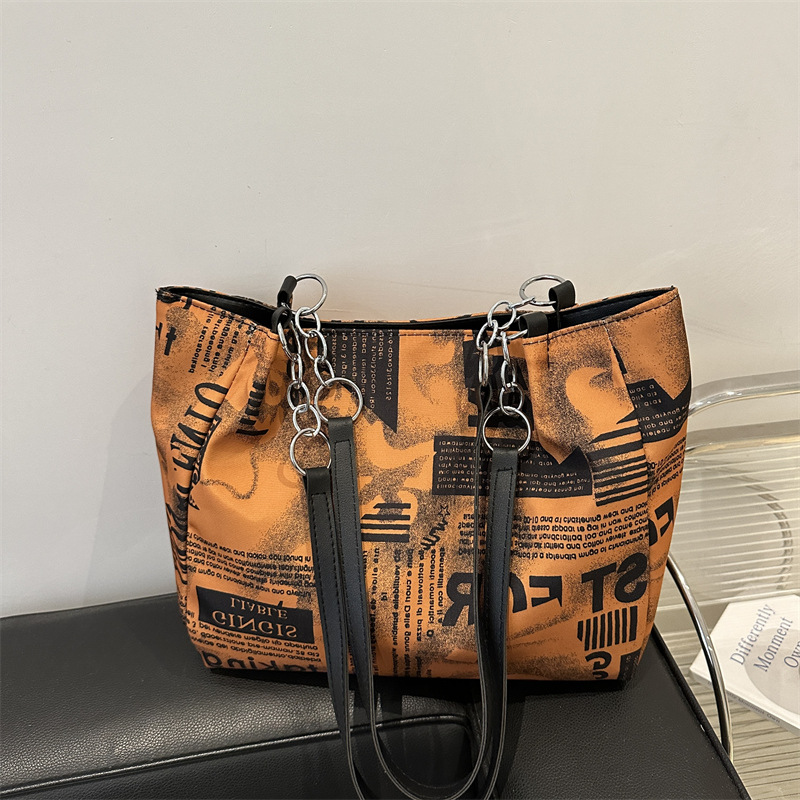 Trendy single-shoulder bag for women, Spring 2025 new fashion magazine print underarm bag, simple and individual casual tote bag full figure