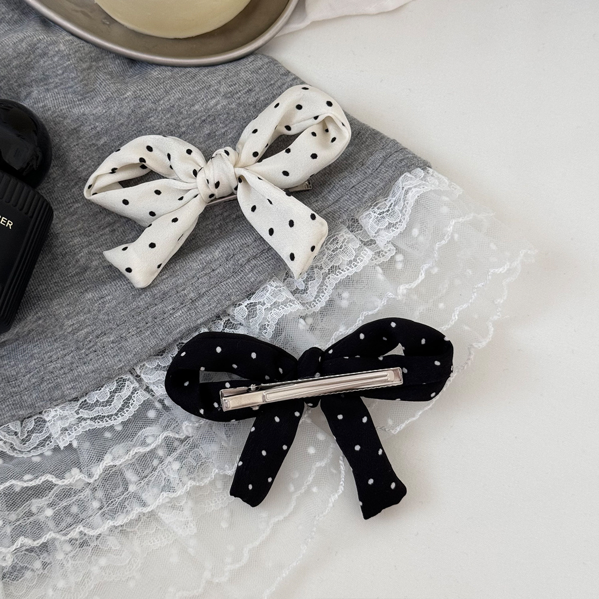 Polka dot bangs with black and white hairpins, simple bow hairpins on the side of the forehead, three-dimensional Korean duckbill, versatile Application Scenario
