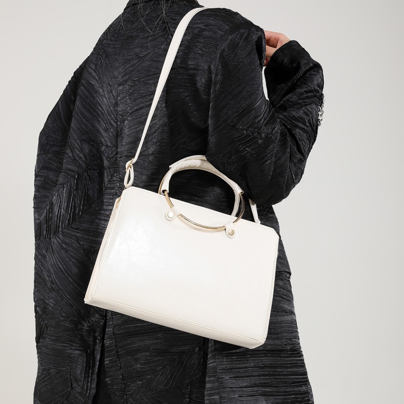 The 2024 new large-capacity tote bag is a fashionable and stylish European and American circular handbag. It is a trendy single-shoulder small square bag Specification drawing
