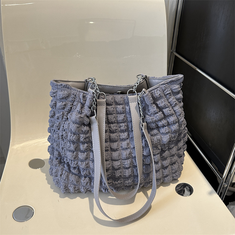 Large-capacity fashionable pleated single-shoulder underarm bag, 2025 new stylish commuter bag, chain hand-held tote bag for women full figure